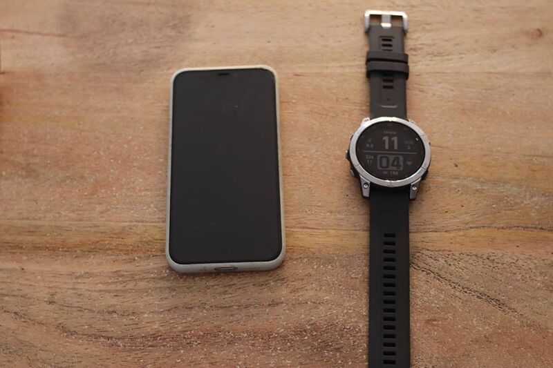 Man sieht die Garmin Fenix 7.